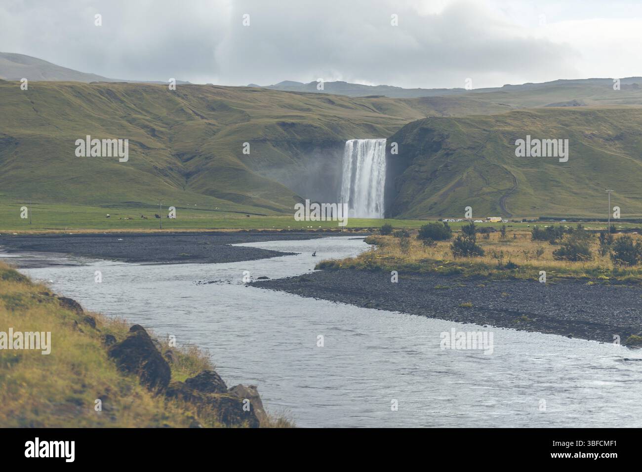 Skogafoss Wasserfall, südlichen Teil Islands, bei bedecktem Wetter Stockfoto