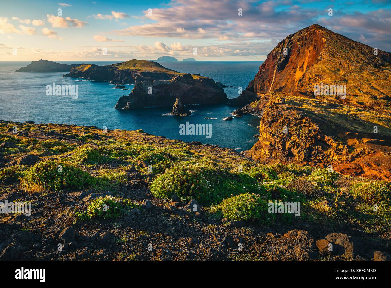 Eines der schönsten und besuchtesten Wanderziele auf der Halbinsel Sao Lourenco. Majestätische Aussicht von der Halbinsel mit Atlantik bei Sonneneinstrahlung Stockfoto