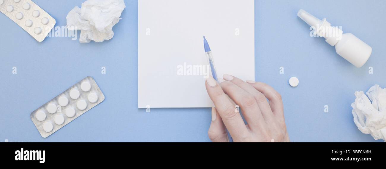 Kreative flach Konzept der saisonale Frühling Allergie mit Servietten, Pillen, Tropfen in einer Flasche und eine weibliche Hand mit Kopie Raum lange breite Banner minimal Stockfoto