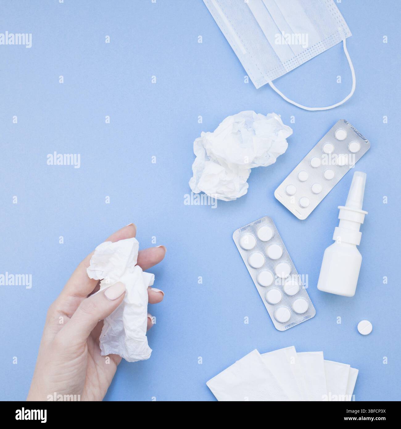 Kreative flach Konzept der saisonale Frühling Allergie mit Servietten, Pillen, Gesichtsmaske, Tropfen in einer Flasche und eine weibliche Hand mit Platz kopieren Raum backgr Stockfoto