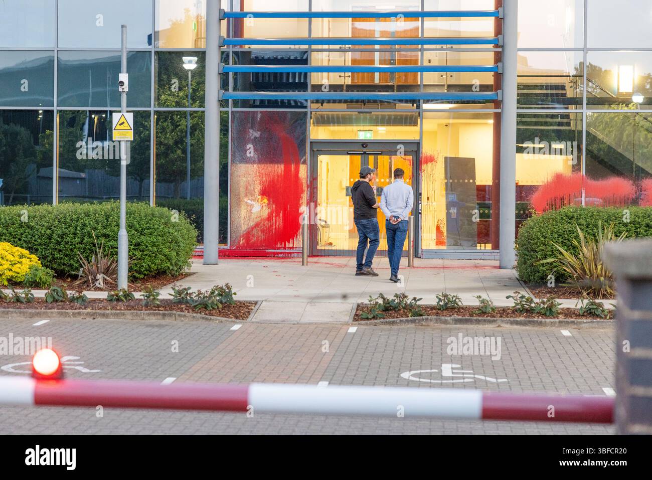 Peterborough, Großbritannien. JUNI 2025. Die Palästinensische Aktion zielt auf die CDW-Büros (Computer Discount Warehouse) in Peterborough ab. Die Gruppe sagt, das Unternehmen sei ein Technologieanbieter für Israels größten Waffenhersteller, Elbit Systems. Credit Milo Chandler/Alamy Live News Stockfoto