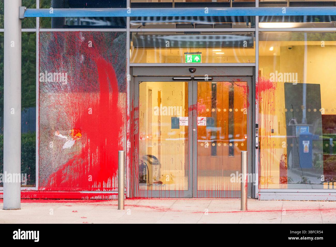 Peterborough, Großbritannien. JUNI 2025. Die Palästinensische Aktion zielt auf die CDW-Büros (Computer Discount Warehouse) in Peterborough ab. Die Gruppe sagt, das Unternehmen sei ein Technologieanbieter für Israels größten Waffenhersteller, Elbit Systems. Credit Milo Chandler/Alamy Live News Stockfoto