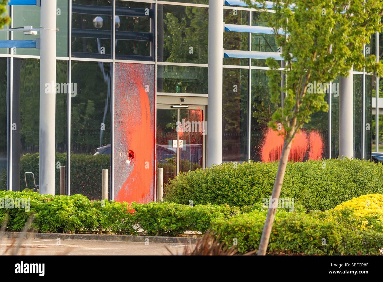 Peterborough, Großbritannien. JUNI 2025. Die Palästinensische Aktion zielt auf die CDW-Büros (Computer Discount Warehouse) in Peterborough ab. Die Gruppe sagt, das Unternehmen sei ein Technologieanbieter für Israels größten Waffenhersteller, Elbit Systems. Credit Milo Chandler/Alamy Live News Stockfoto