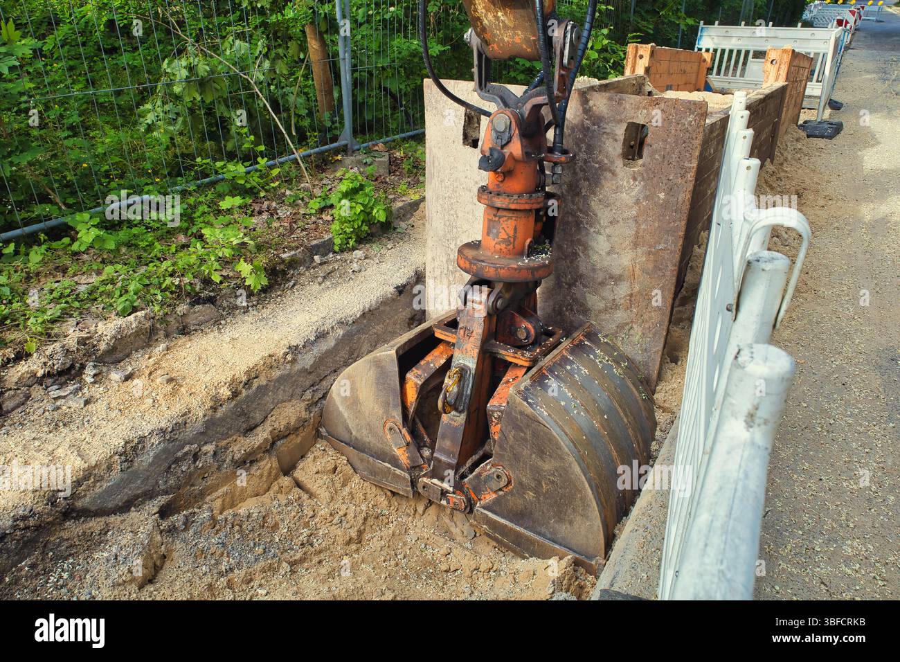 Baustellenwarnleuchte Warnleuchte Sicherheitsgefahr Hindernis Verkehrsblitzlicht Baustellenbarriere orange Warnleuchte Blinkleuchte traf Stockfoto