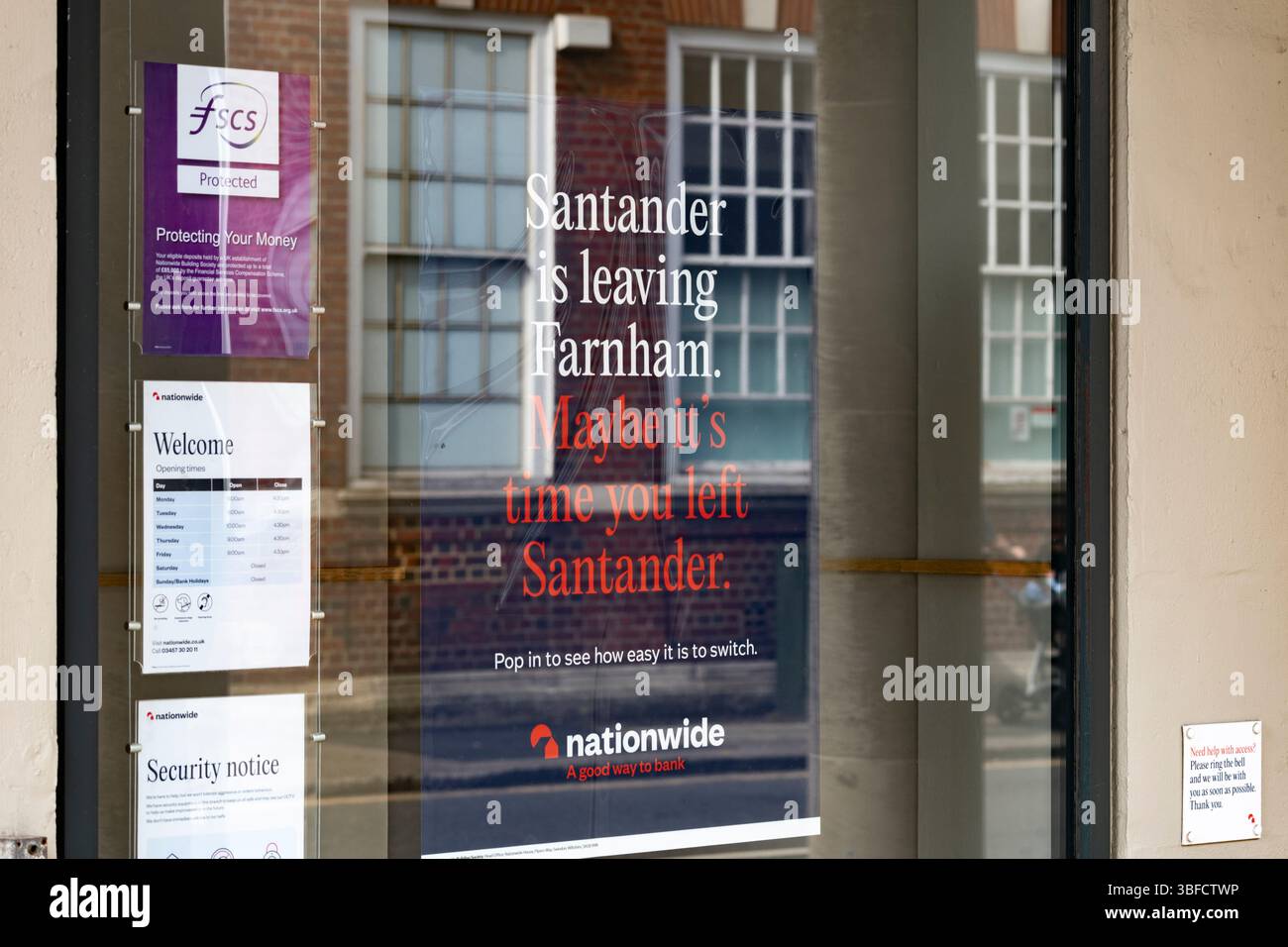 Ein Poster in einem landesweiten Bankfenster in Farnham, in dem steht, dass Santander Farnham verlässt, und schlägt vor, zu gehen. Konzept: Wechsel von Leistungskonten. UK Stockfoto Ein Poster in einem landesweiten Bankfenster in Farnham, in dem steht, dass Santander Farnham verlässt, und schlägt vor, zu gehen. Konzept: Wechsel von Leistungskonten. UK Stockfoto