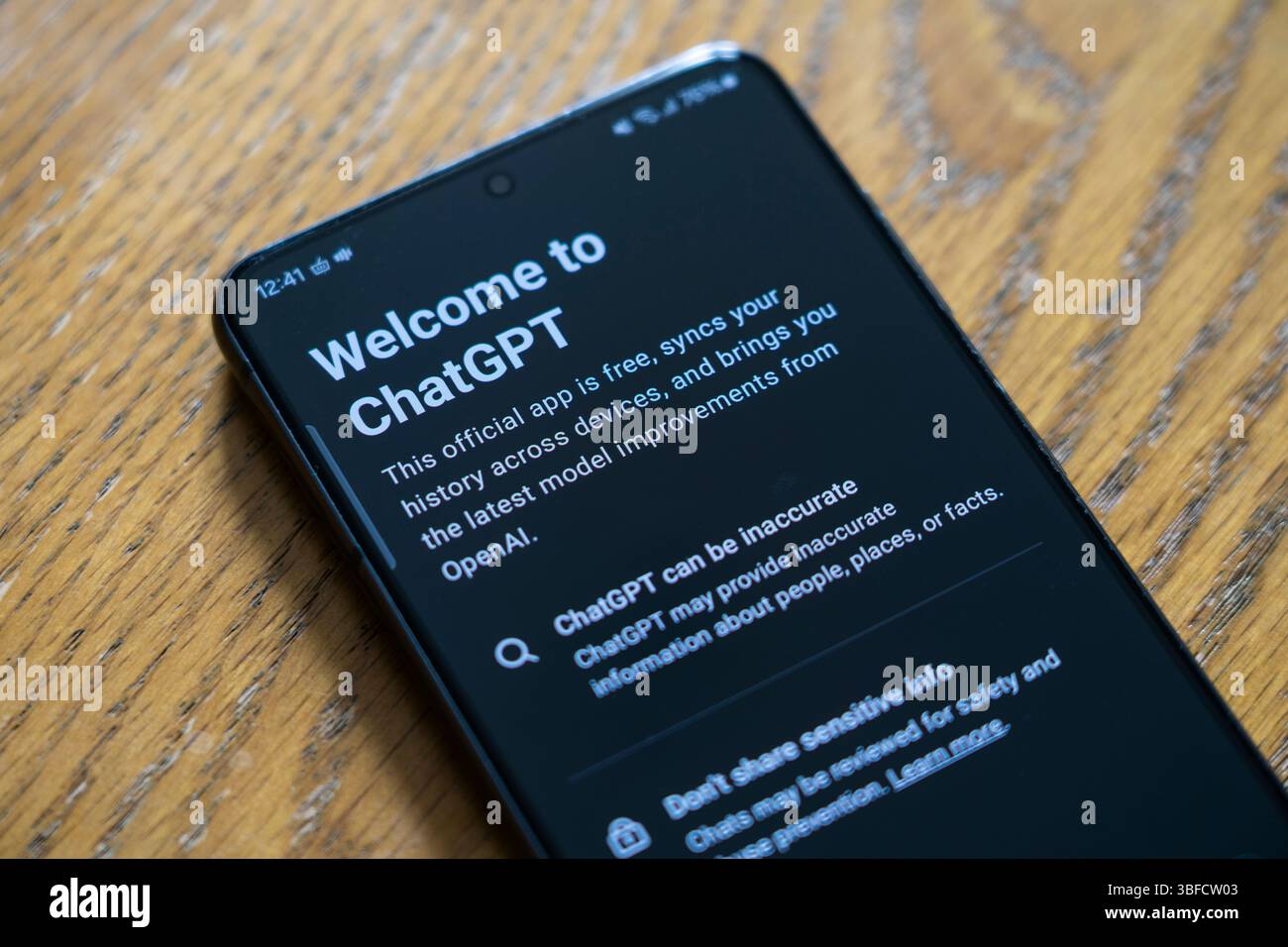 Willkommen auf dem Bildschirm ChatGPT auf einem Smartphone mit einer Warnung, dass ChatGPT ungenaue Informationen liefern kann, UK. Konzept: Große Sprachmodelle, Datensätze Stockfoto