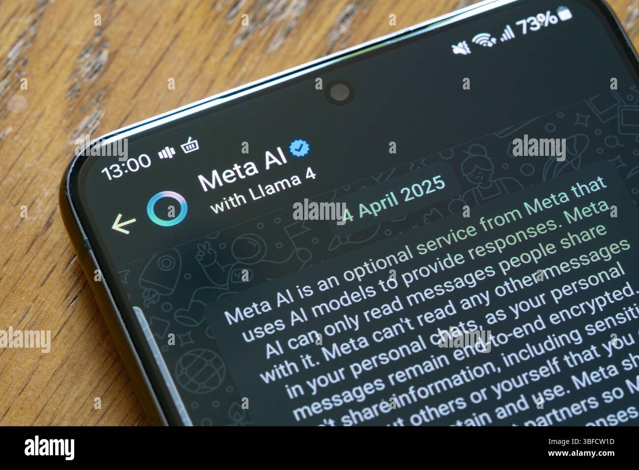 Meta-AI ist ein optionaler Service von Meta, der KI-Modelle verwendet, um Antworten bereitzustellen. Hier auf WhatsApp auf einem Smartphone-Bildschirm, Großbritannien Stockfoto