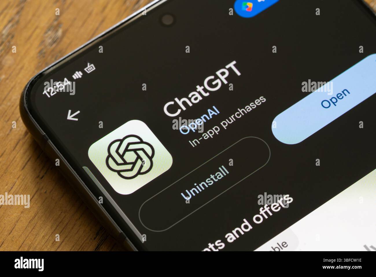 ChatGPT, von Open AI, Installationsbildschirm auf einem Android-Smartphone, Großbritannien. Konzept: Falsche Informationen, Fehlinformationen, falsche Informationen, Logo, LLM Stockfoto