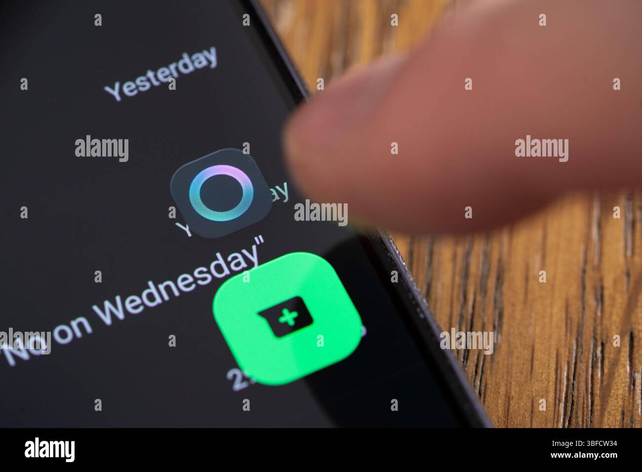 Das neue Symbol für künstliche Intelligenz (KI) kann nicht aus WhatsApp gelöscht oder deaktiviert werden. Hier ein Finger, der sie auf einem Smartphone auswählt Stockfoto
