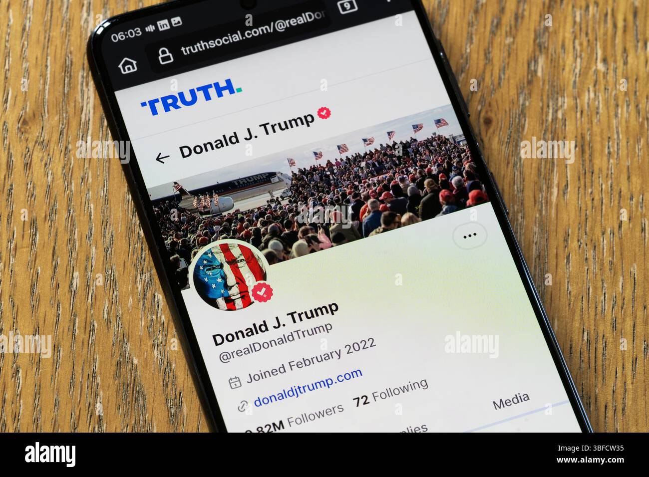 Donald Trump Truth Social Website auf einem Smartphone-Bildschirm. Sie ist bekannt für extreme politische Inhalte und Ansichten. Konzept: Fehlinformation, freie Meinungsäußerung Stockfoto