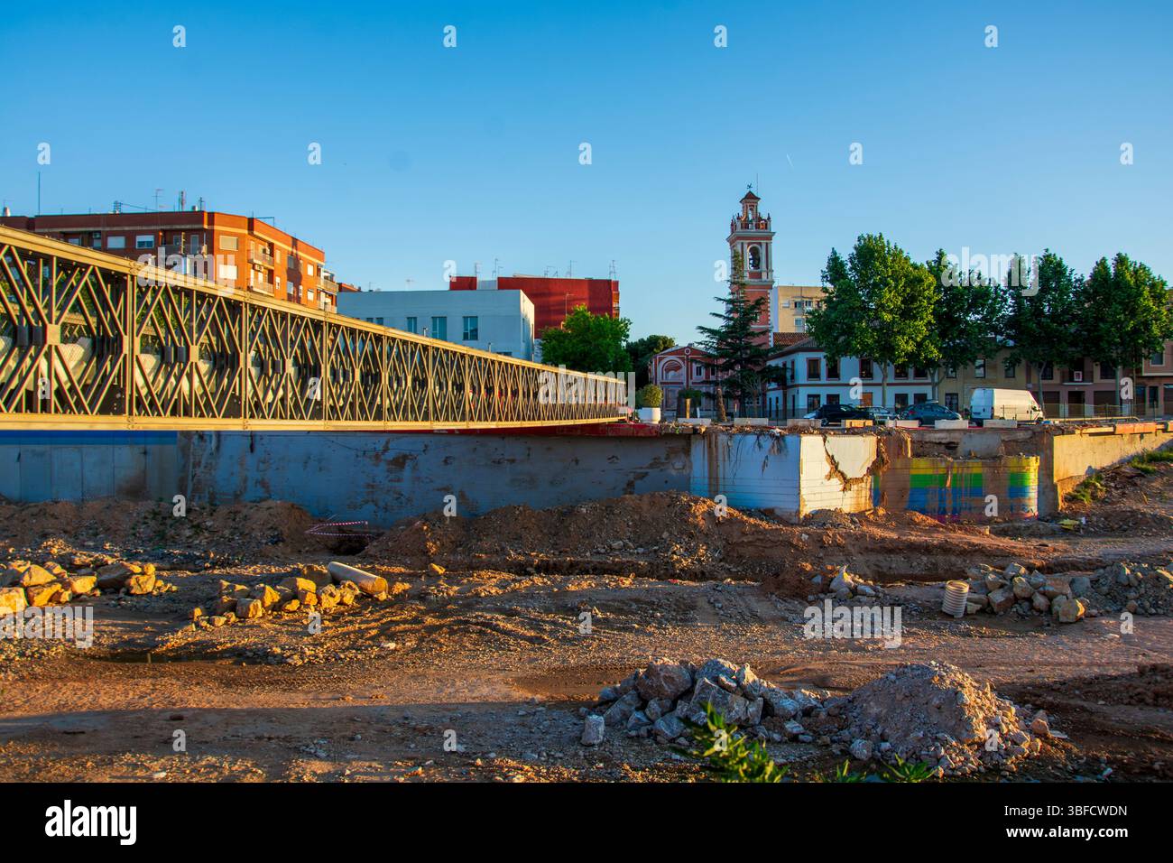 05/11/2025. Picanya, Valencia, Spanien. Sie passieren die sogenannte Schlucht Poyo in der valencianischen Stadt Picanya, wo mehr als 8 Menschen starben Stockfoto