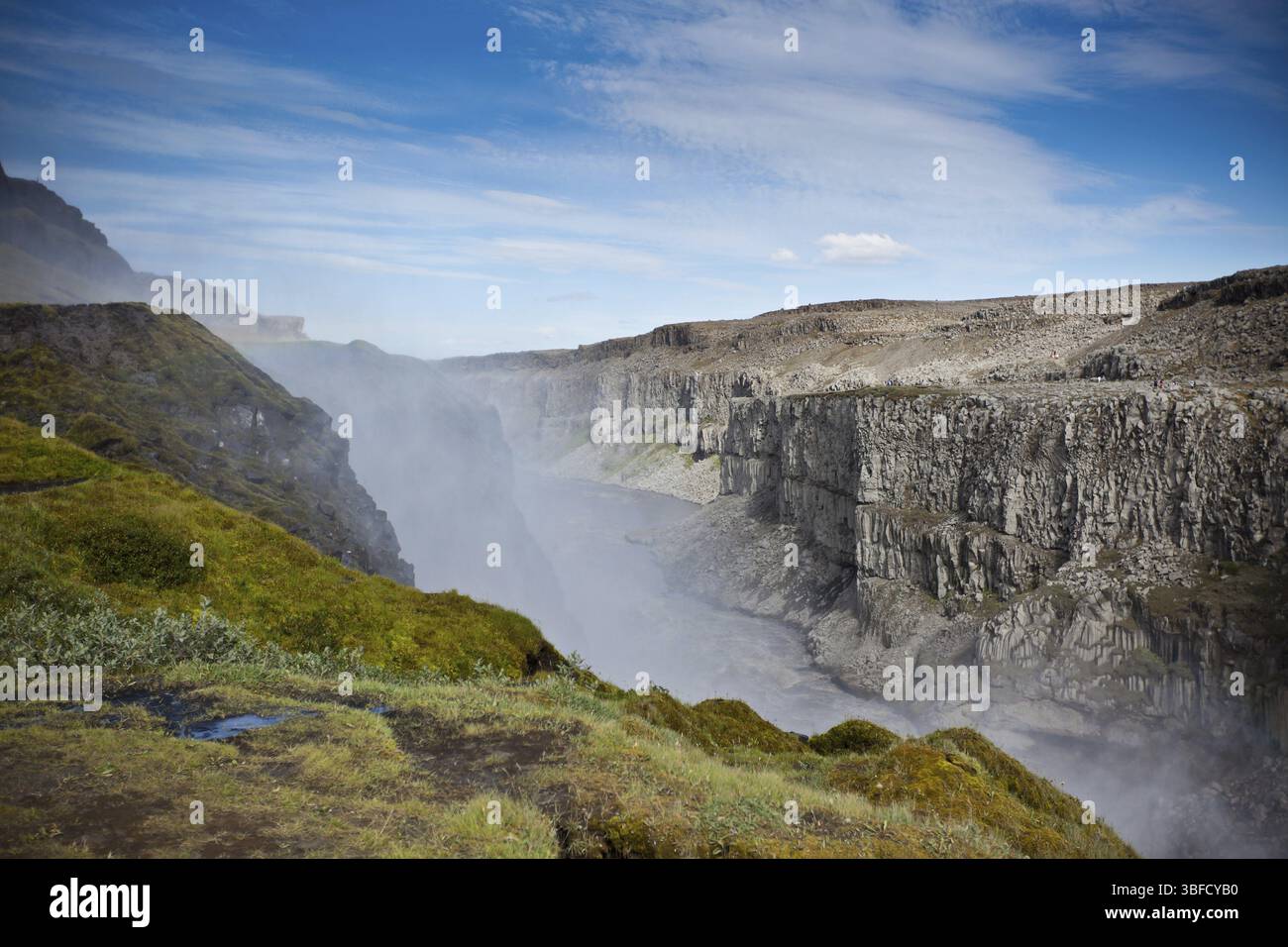 Wasserfall Dettifoss in Island unter einem blauen Himmel mit Wolken. Horizontalen Schuss Stockfoto