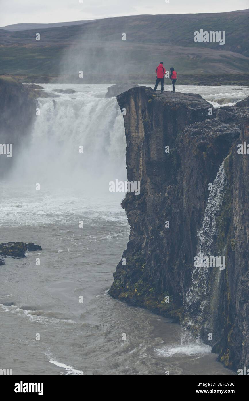 Godafoss Wasserfall in Island bei bewölktem Wetter. Horizontale Aufnahme Stockfoto