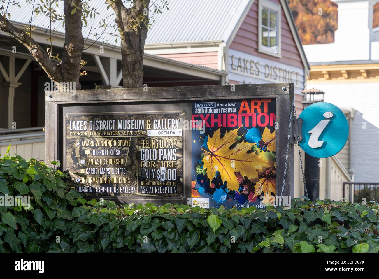 Arrowtown, Otago, Südinsel, Neuseeland, Kunstausstellung im Lakes and District Museum and Gallery in der Buckingham Street Stockfoto