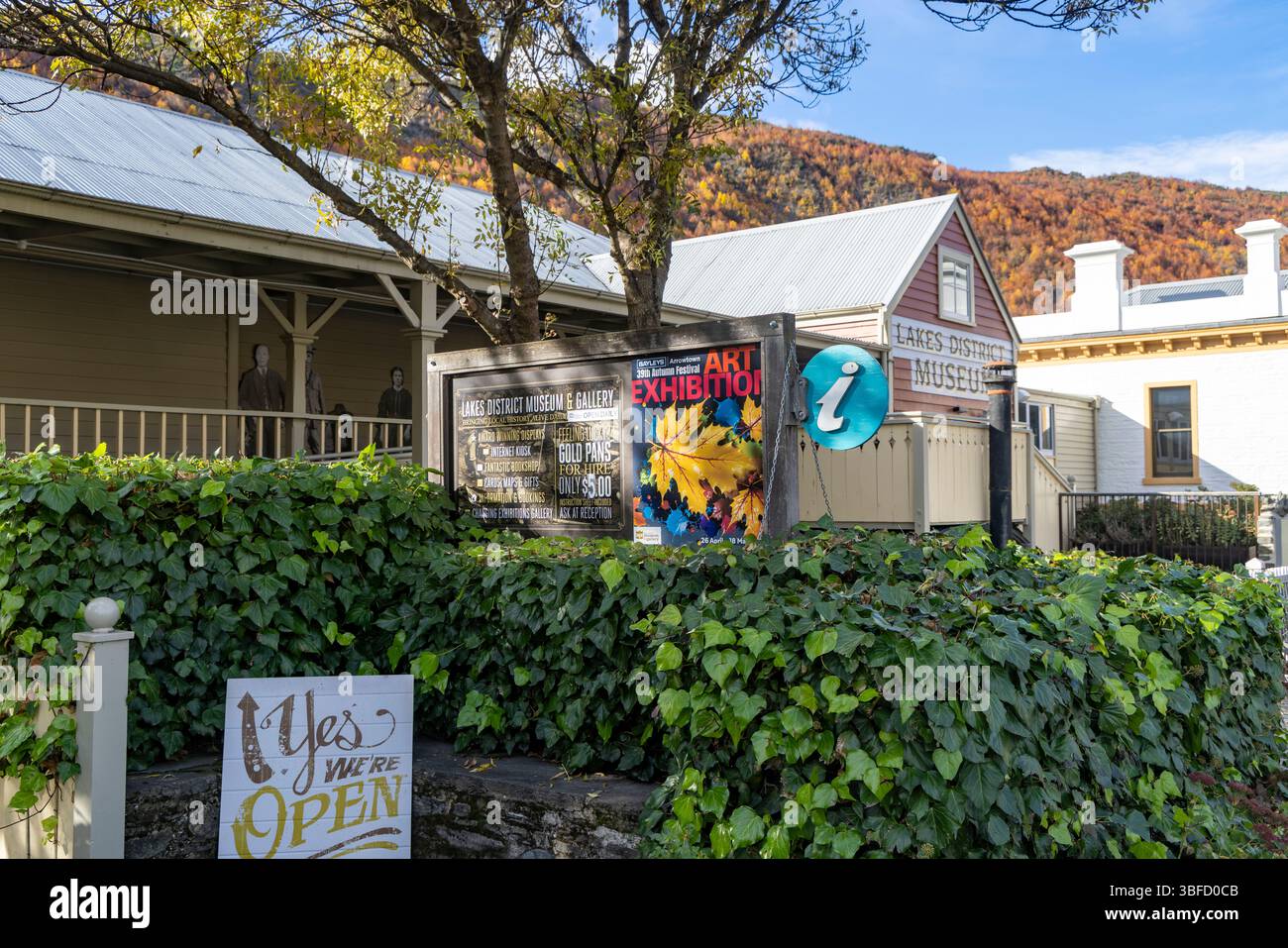 Arrowtown, Otago, Südinsel, Neuseeland, Kunstausstellung im Lakes and District Museum and Gallery in der Buckingham Street Stockfoto