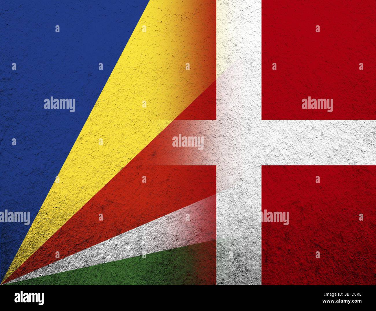 Die Flagge des Königreichs Dänemark mit der Flagge der Republik Seychellen. Grunge Hintergrund Stockfoto