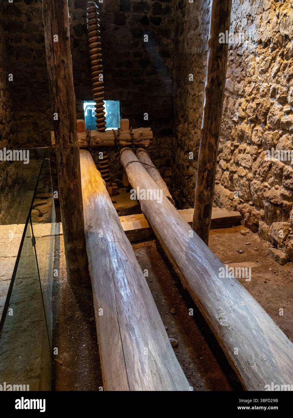 Tatev, Armenien - 25. Mai 2025: Große Holzpresse in der alten Ölpresse Dzit Han des Klosters Tatev in der armenischen Provinz Syunik Stockfoto