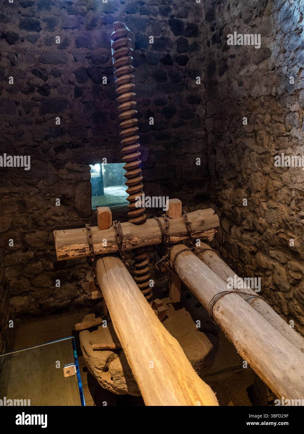 Tatev, Armenien - 25. Mai 2025: Holzpresse in der alten Ölpresse Dzit Han des Klosters Tatev in der armenischen Provinz Syunik Stockfoto