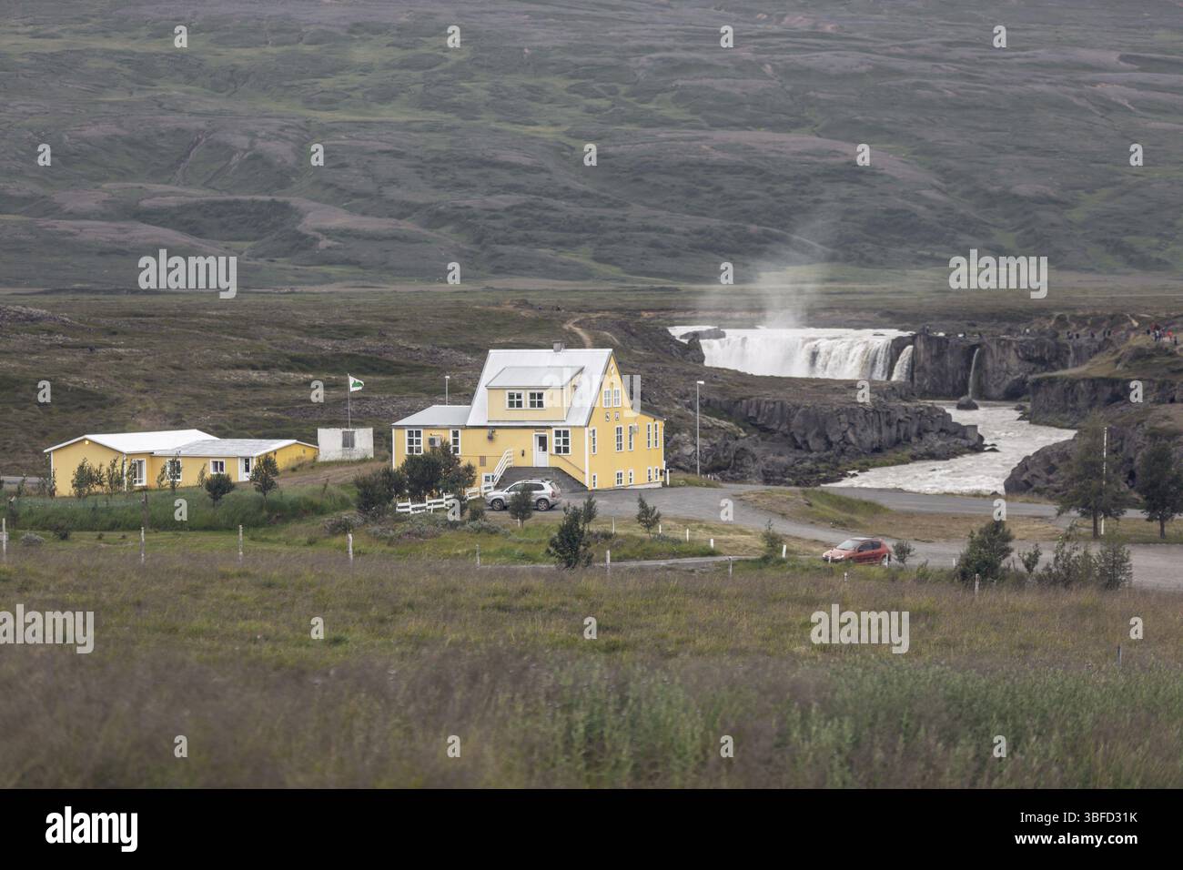 Godafoss Wasserfall in Island bei bewölktem Wetter. Horizontale Aufnahme Stockfoto