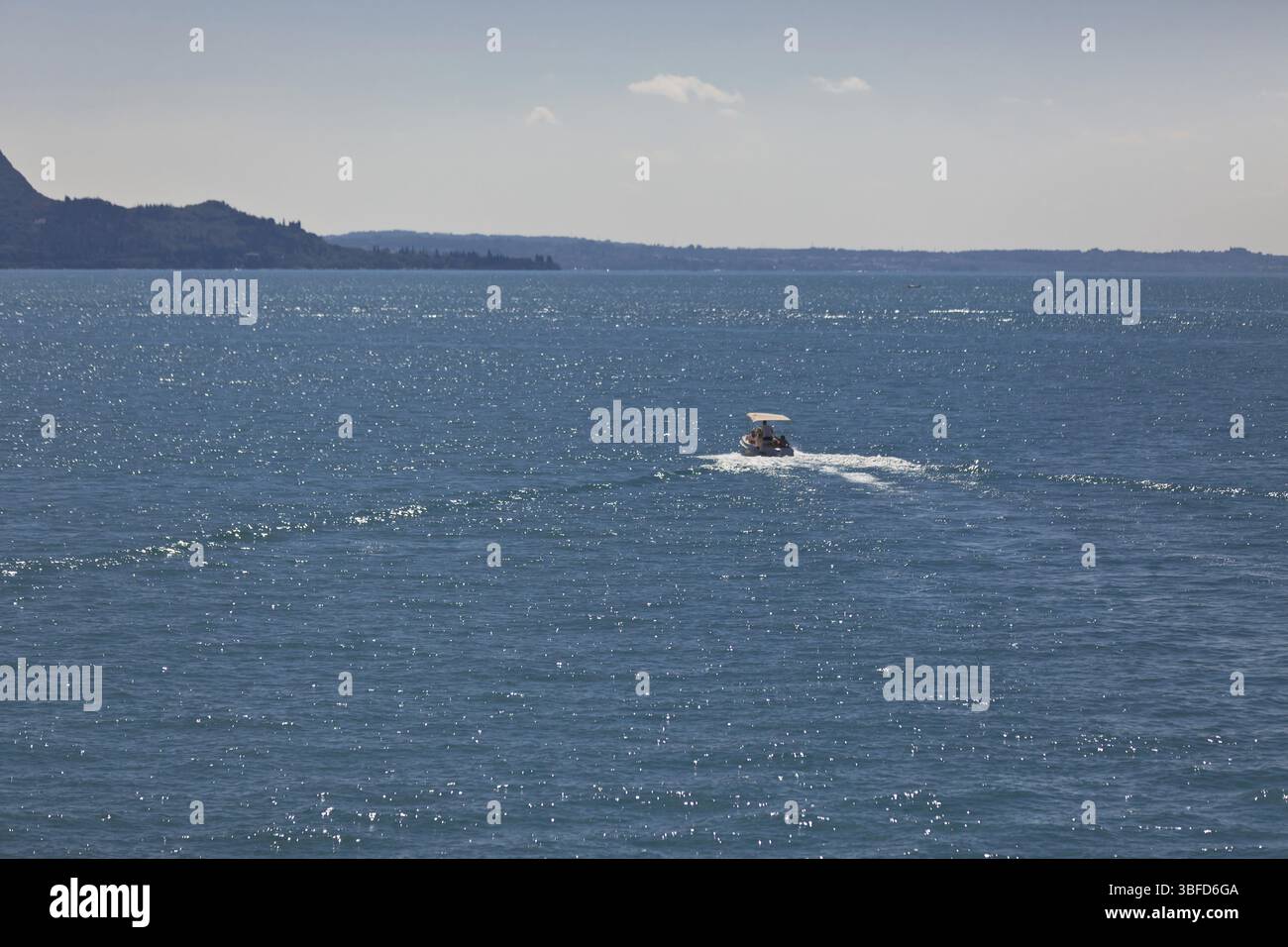 Blick auf den Gardasee in Italien. Sommeraufnahme Stockfoto