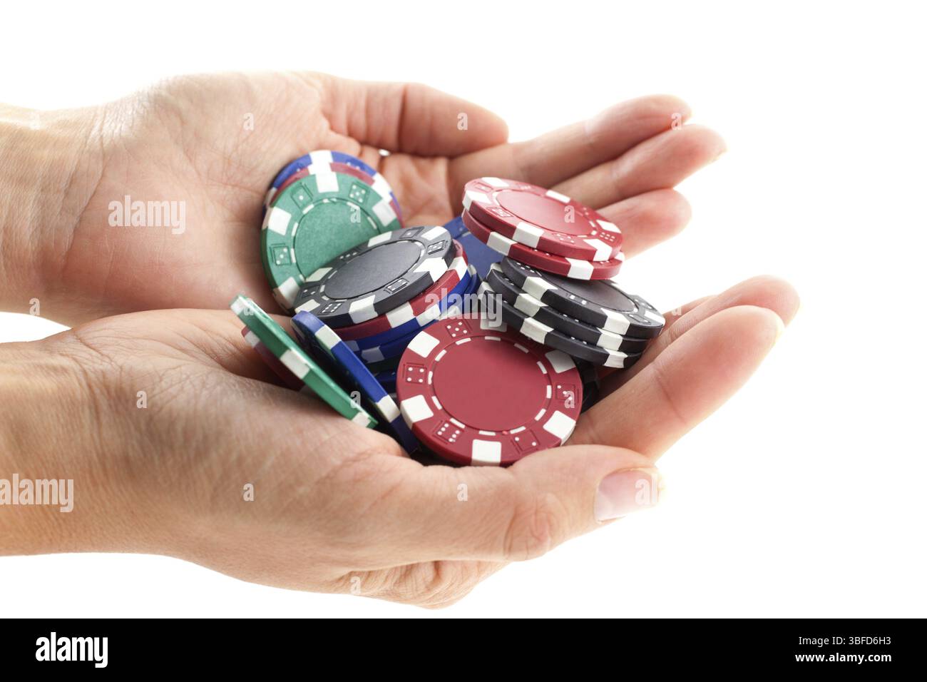 Mehrfarbige Pokerchips, die Handvoll isoliert auf weißem Hintergrund sind. Nahaufnahme horizontale Aufnahme. Weitere ähnliche Aufnahmen verfügbar Stockfoto