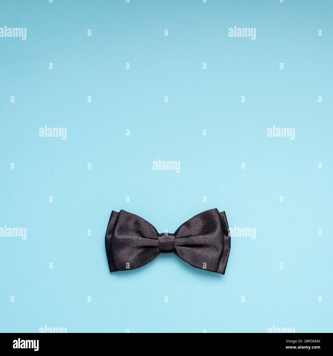 Kreative square flatlay overhead Draufsicht retro eleganter schwarzer gentleman Bow Tie türkis Background Copy space. Männer Gesundheit Bewußtsein Monat Väter da Stockfoto