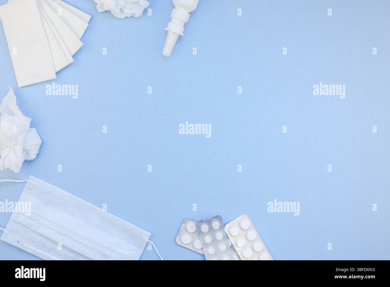 Kreative flach Konzept der saisonale Frühling Allergie mit Servietten, Pillen, Gesichtsmaske und Tropfen in einer Flasche mit Kopie Raum Hintergrund minimal Style, Te Stockfoto