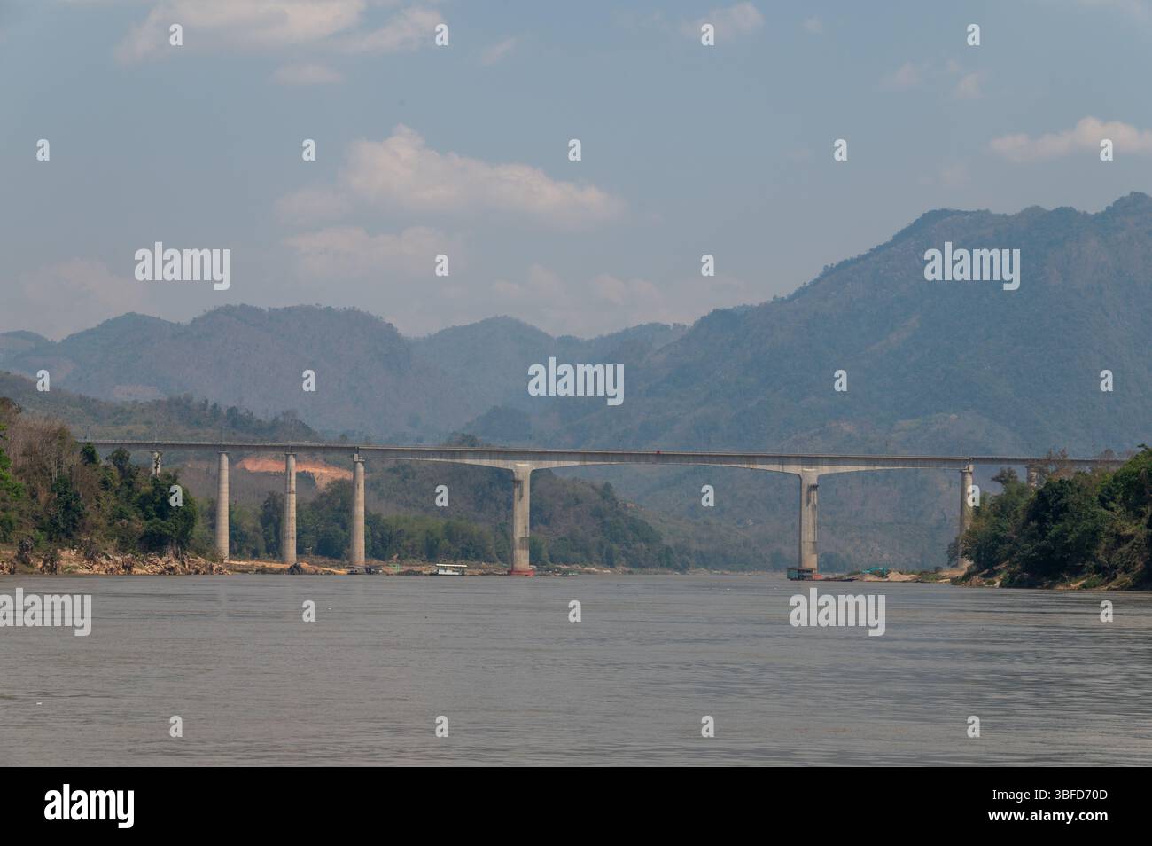 Die Chinesen finanzierten die 1.458,9 Meter lange Luang Prabang-Brücke über den Mekong-Fluss in Nordlaos, die 414 km lange China-Laos elektrifizierte ra Stockfoto