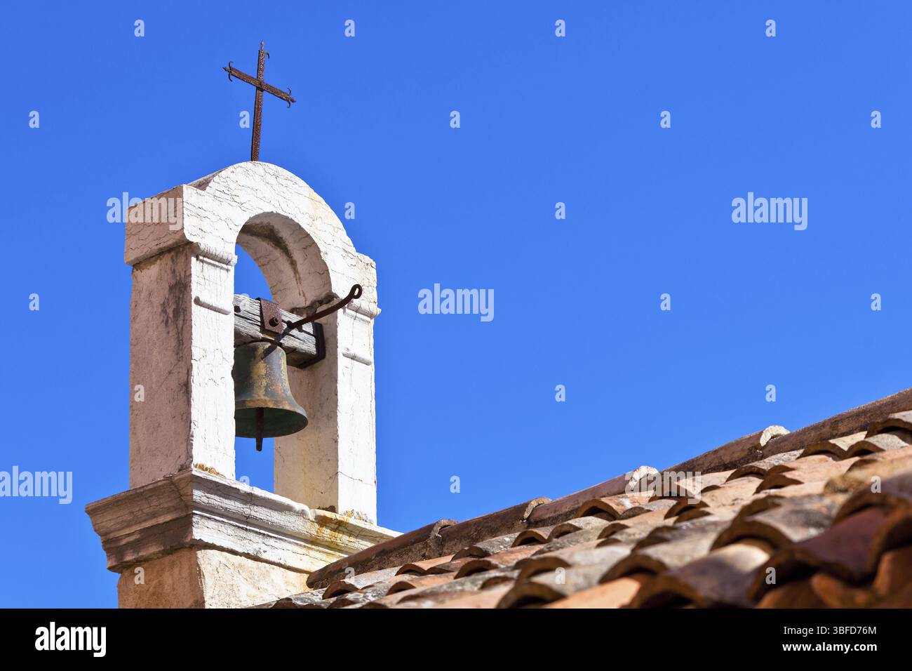 Kroatische Kirche Dach am strahlend blauen Himmelshintergrund Stockfoto