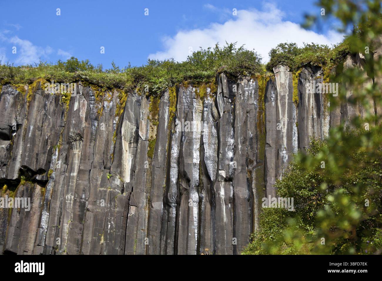 Wasserfall Svartifoss in Island unter einem blauen Himmel mit Wolken Stockfoto