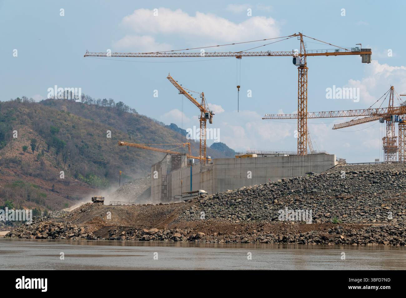 Das umstrittene und politische Problem des Luang Prabang Wasserdamms befindet sich im Bau am Mekong in der Nähe der historischen laotischen Stadt Luang Pra Stockfoto Das umstrittene und politische Problem des Luang Prabang Wasserdamms befindet sich im Bau am Mekong in der Nähe der historischen laotischen Stadt Luang Pra Stockfoto