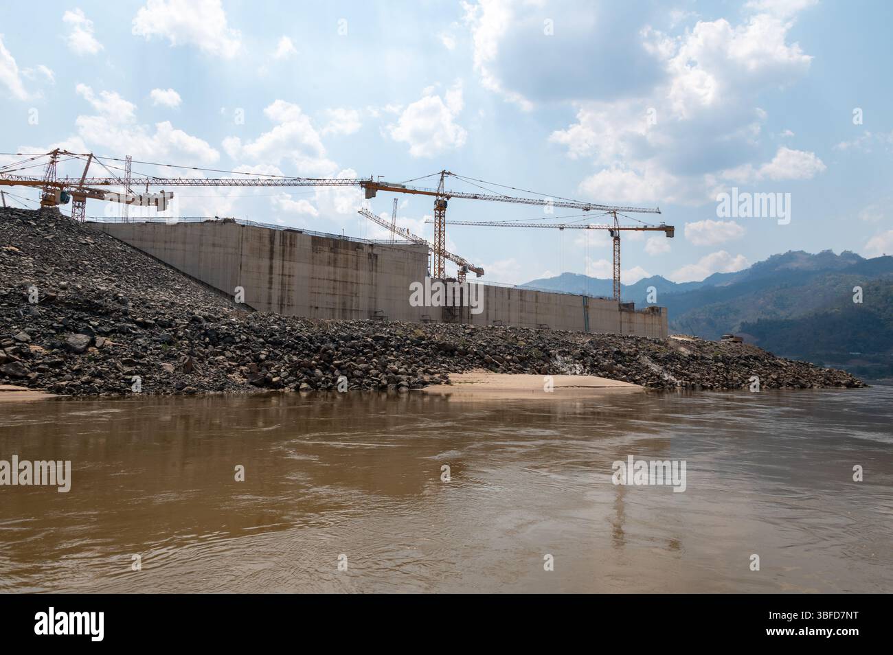 Das umstrittene und politische Problem des Luang Prabang Wasserdamms befindet sich im Bau am Mekong in der Nähe der historischen laotischen Stadt Luang Pra Stockfoto Das umstrittene und politische Problem des Luang Prabang Wasserdamms befindet sich im Bau am Mekong in der Nähe der historischen laotischen Stadt Luang Pra Stockfoto