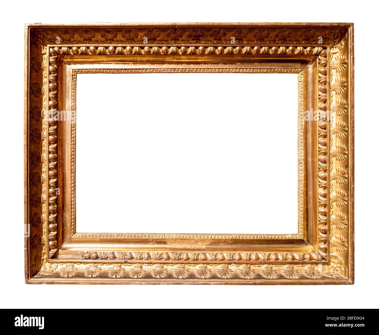 Horizontaler, breiter, goldener Bilderrahmen im Retro-Stil auf weißem Hintergrund Stockfoto
