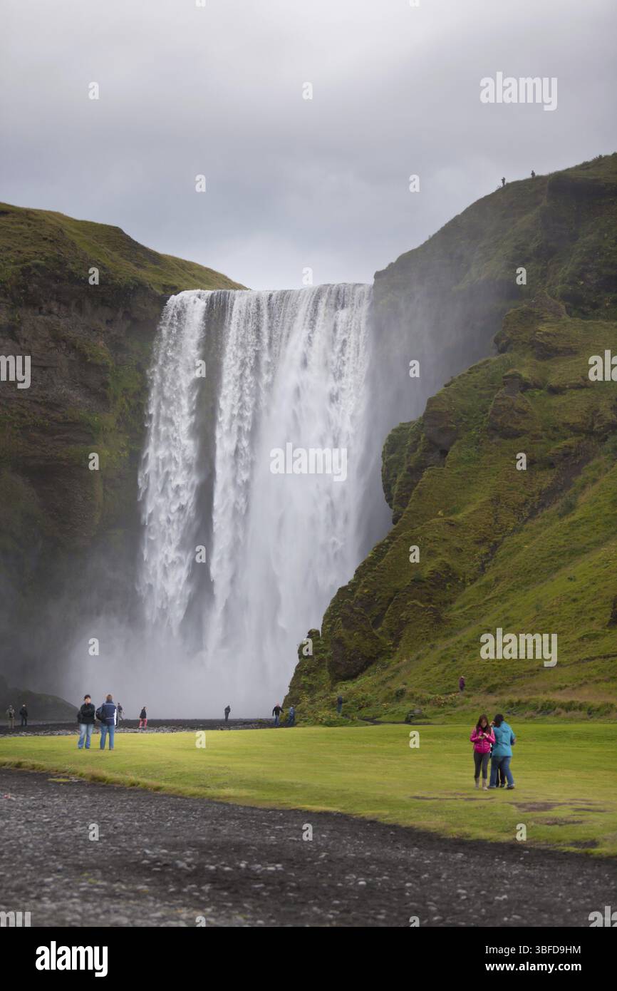Skogafoss Wasserfall, südlichen Teil Islands, bei bedecktem Wetter Stockfoto