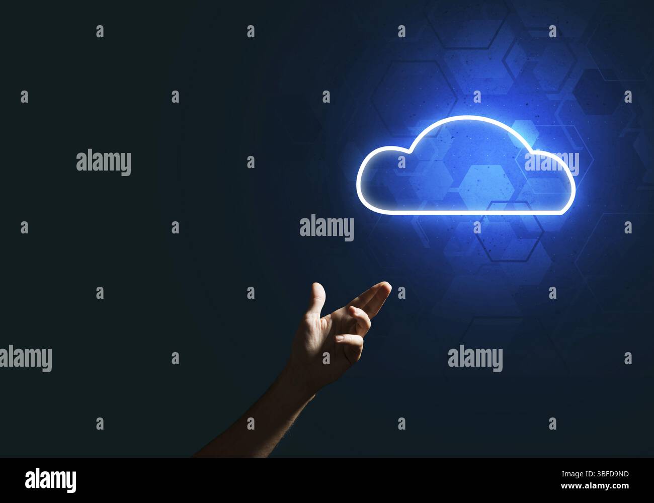 Digitalen Wolke-Symbol als Symbol für drahtlose Verbindung auf dunklem Hintergrund Stockfoto