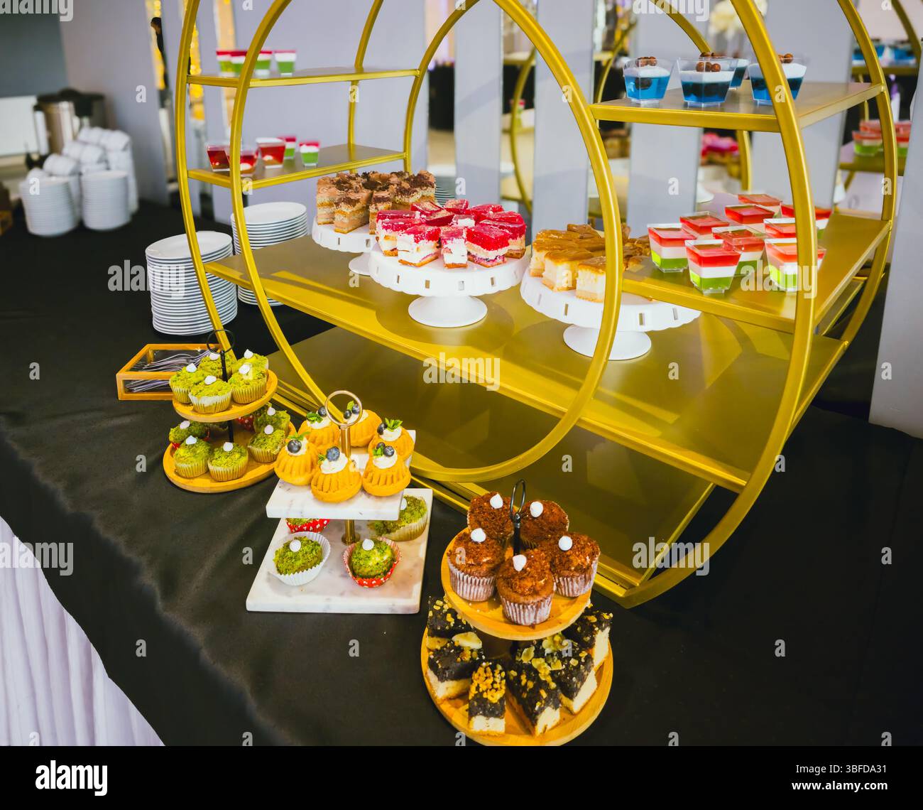 Elegantes Dessertbuffet mit verschiedenen Kuchen und Süßigkeiten bei einem Catering-Event Stockfoto