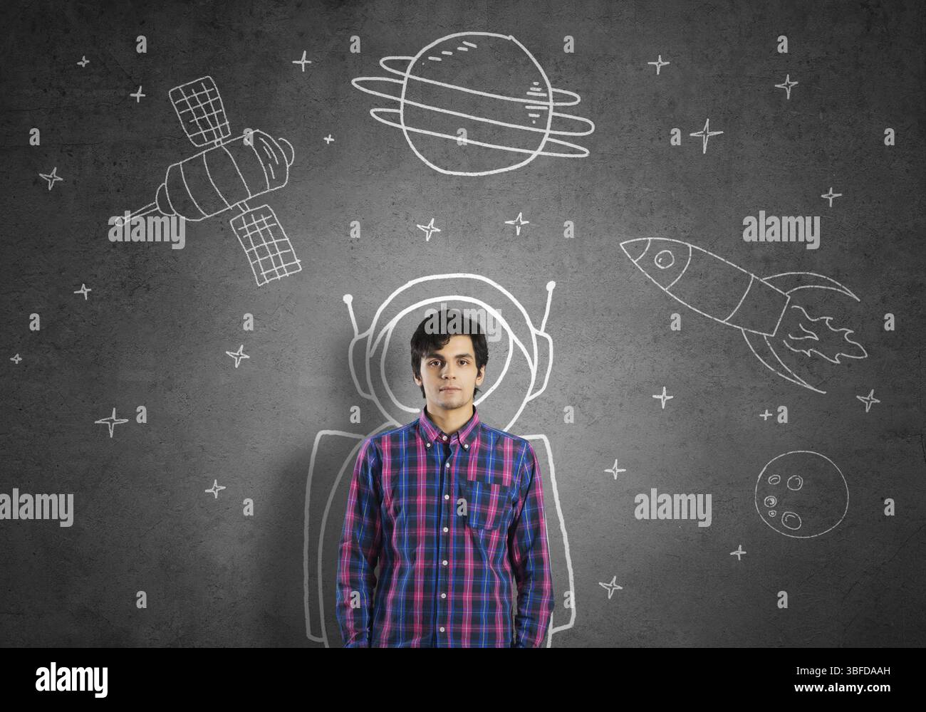 Student Kerl in Jacke und Brille träumen Astronaut zu werden Stockfoto