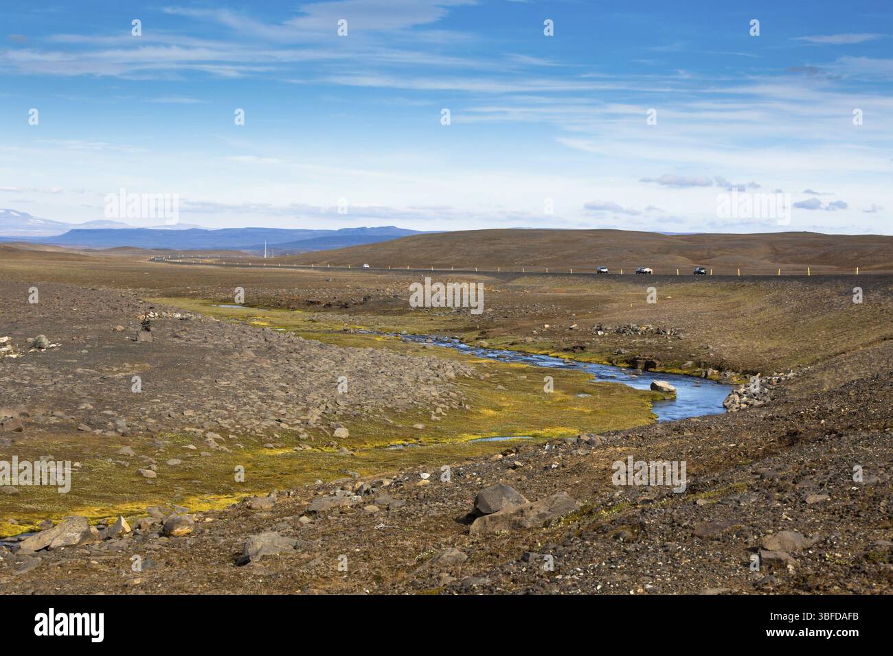 Summer Island Landschaft mit Fluss, Berge und strahlend blauer Himmel Stockfoto