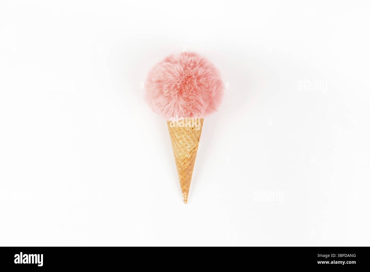 Kreative, oben flach der Koralle Farbe flauschige Fell Kugel Eis Waffel Kegel mit Kopie Raum auf weißem Hintergrund im minimalistischen Stil. Konzept femin Stockfoto