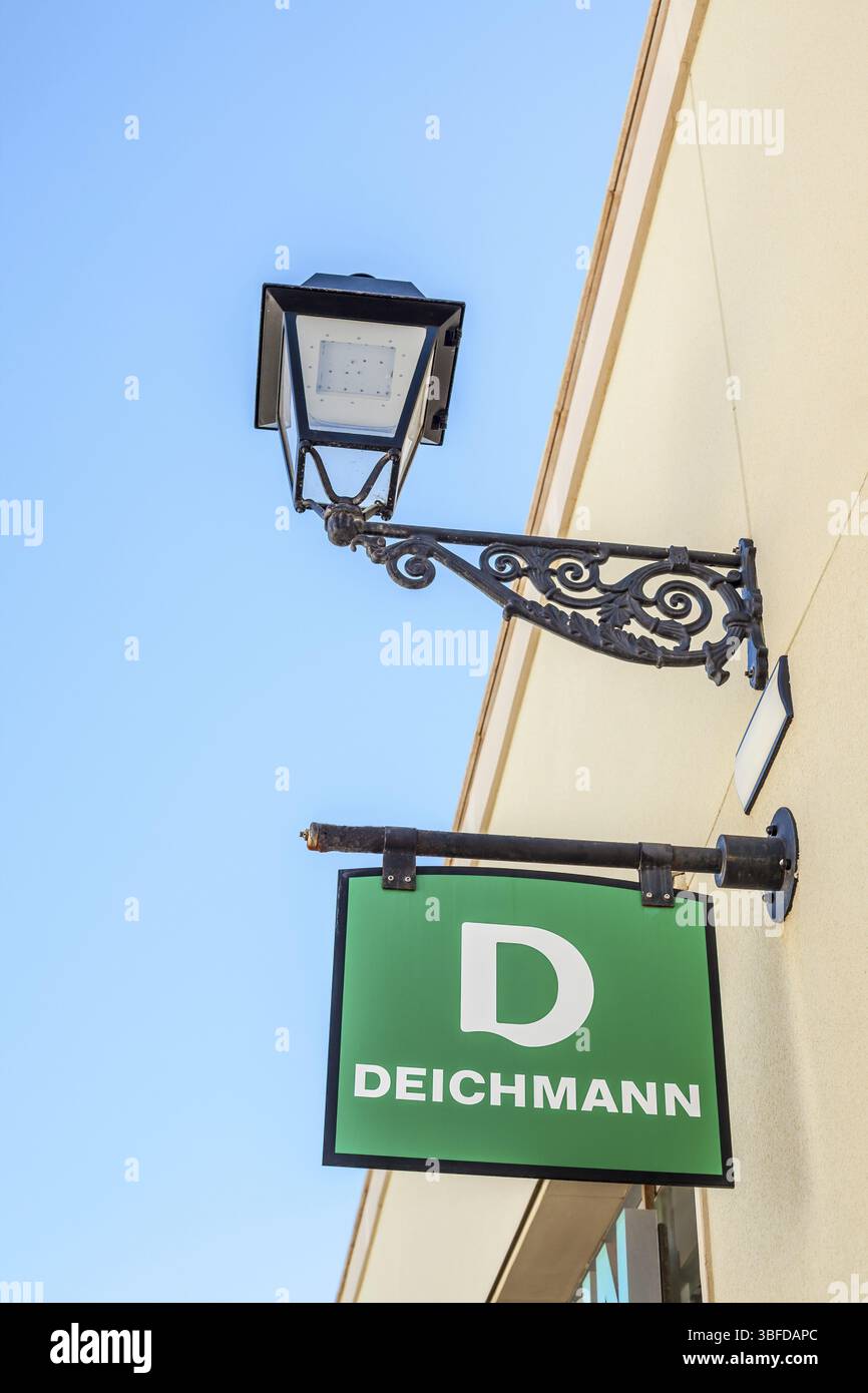 ORIHUELA, SPANIEN - 13. FEBRUAR 2019: Deichmann-Geschäft der internationalen Kette von Massenmode-Schuhgeschäften in seinem Gebäude Stockfoto