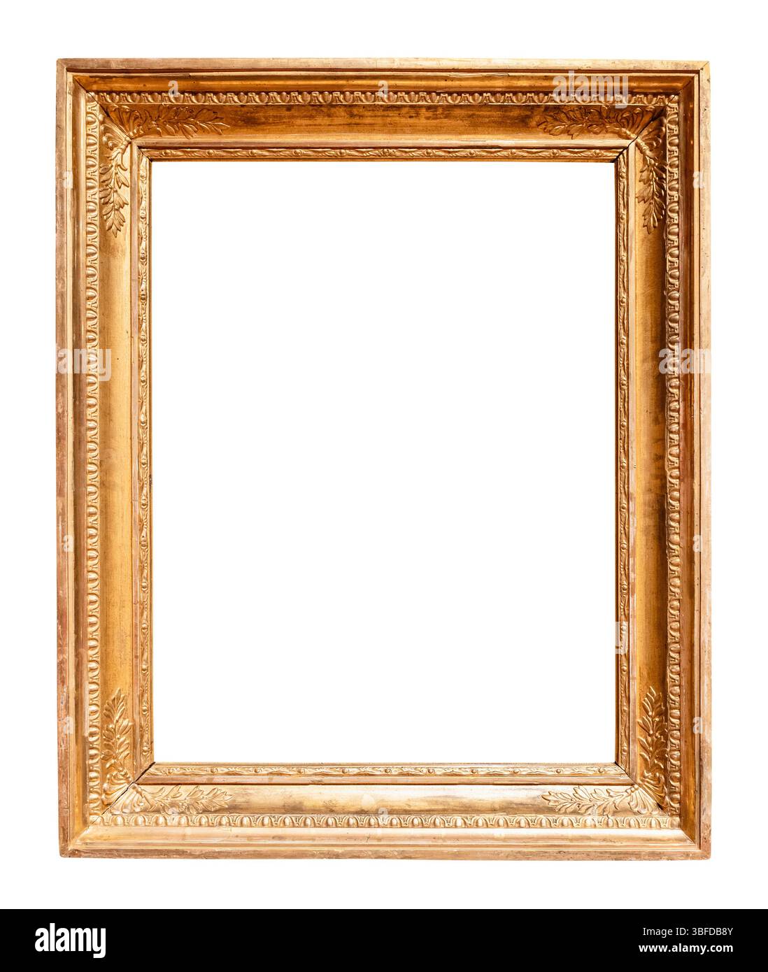 Alter vertikaler goldener hölzerner Bilderrahmen-Ausschnitt auf weißem Hintergrund Stockfoto