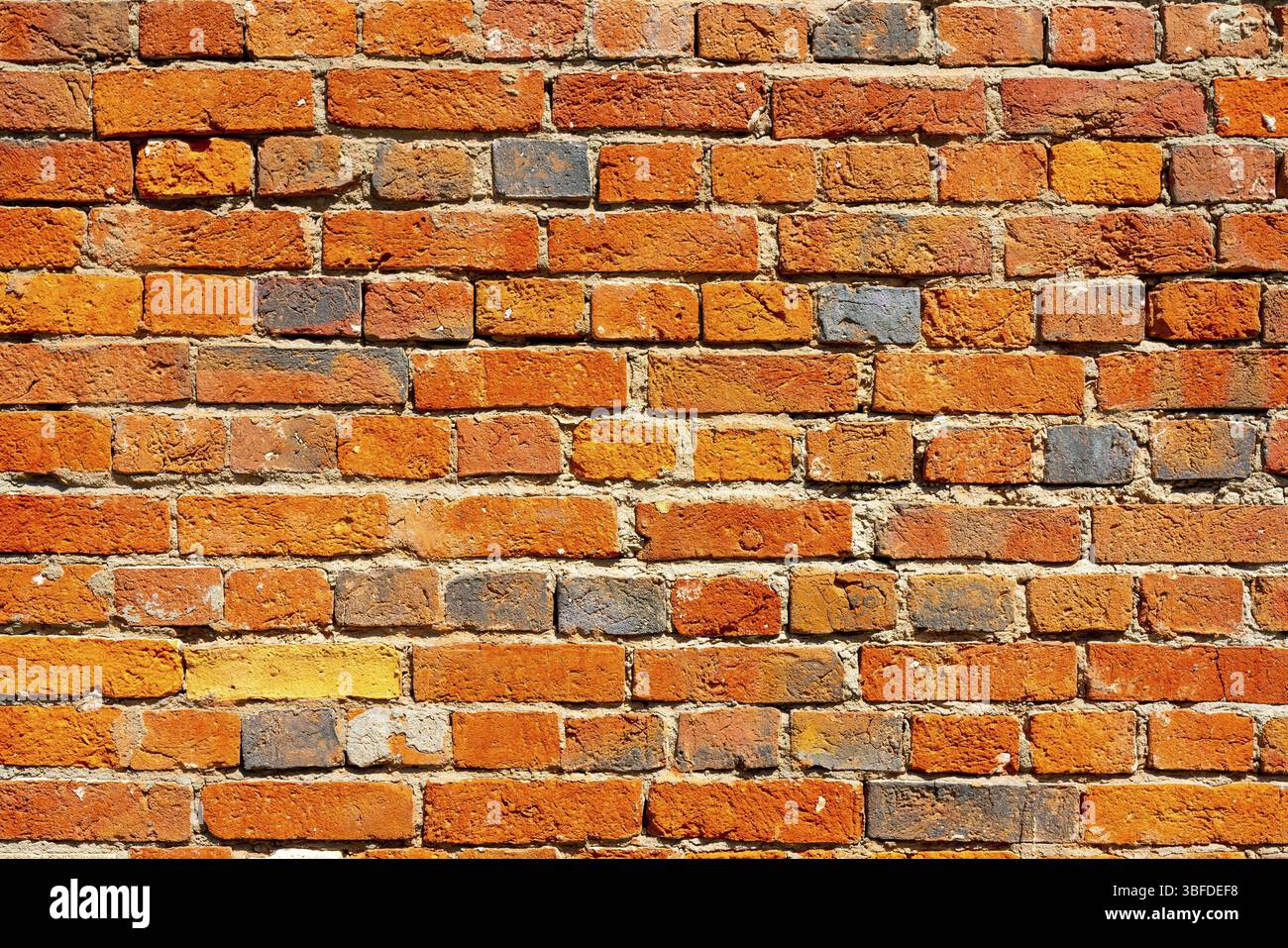 Rote Ziegelwand. Inneneinrichtung im Loft. Architektonischer Hintergrund Stockfoto