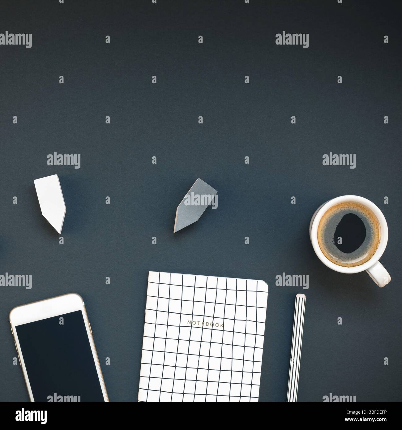 Ansicht von oben flach feminine Schreibtisch Arbeitsbereich mit Kaffee, Smartphone und Büromaterial mit Kopie Raum auf schwarzem Hintergrund. Kreative Vorlage für Blog Stockfoto