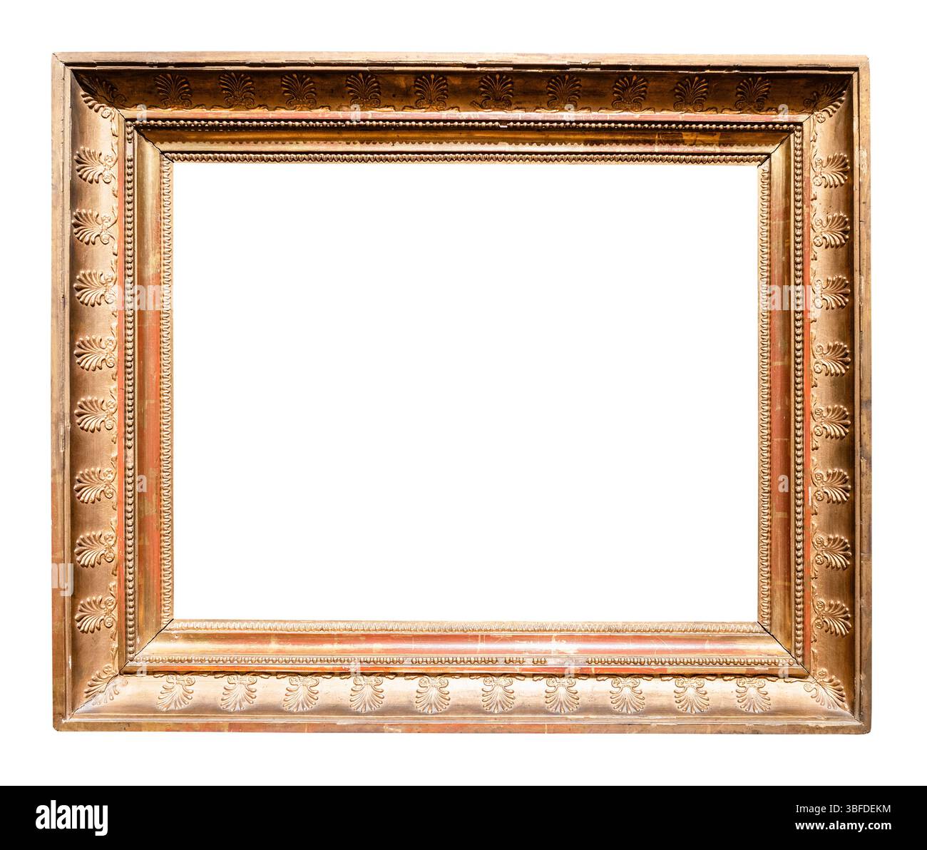 Alte horizontale helle goldene Holzmalerei Rahmenausschnitt auf weißem Hintergrund Stockfoto