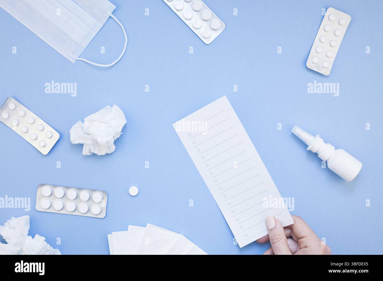 Kreative flach Konzept der saisonale Frühling Allergie mit Servietten, Pillen, Gesichtsmaske, Tropfen in einer Flasche und eine weibliche Hand mit Kopie Raum Hintergrund mi Stockfoto