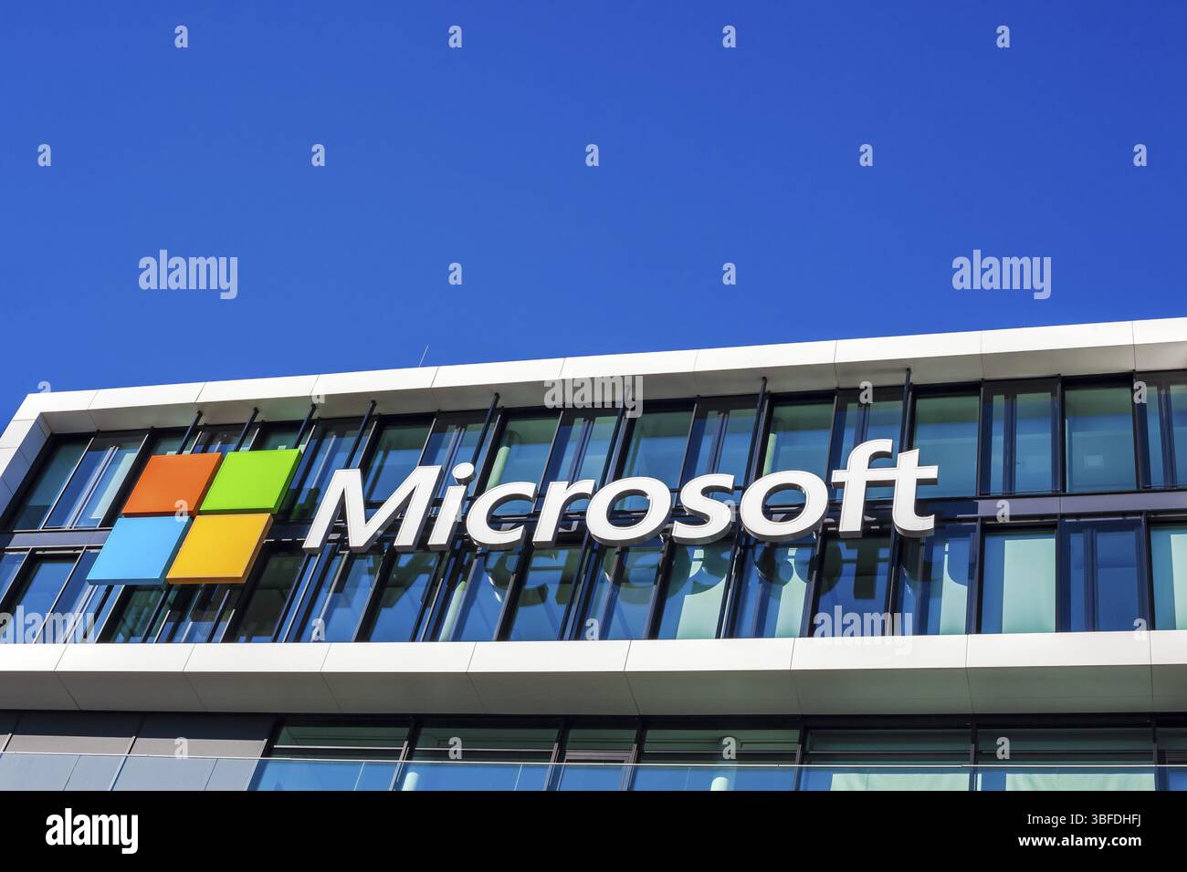 MÜNCHEN, DEUTSCHLAND - 26. DEZEMBER 2018: Microsoft-Logo im Bürogebäude des Unternehmens in München, Deutschland, Europa Stockfoto