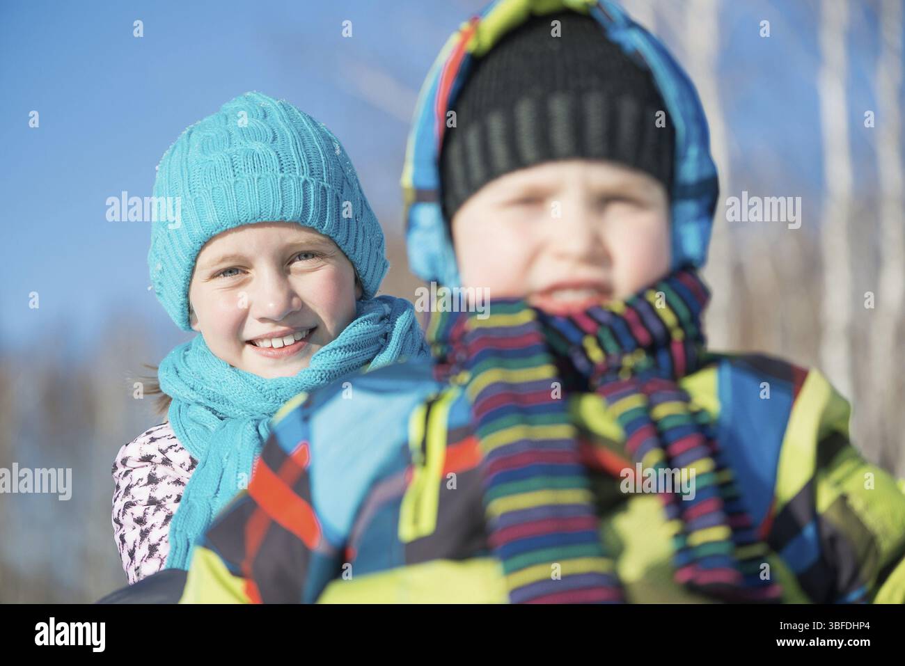 Zwei süße Kinder Schlitten fahren und Spaß haben Stockfoto