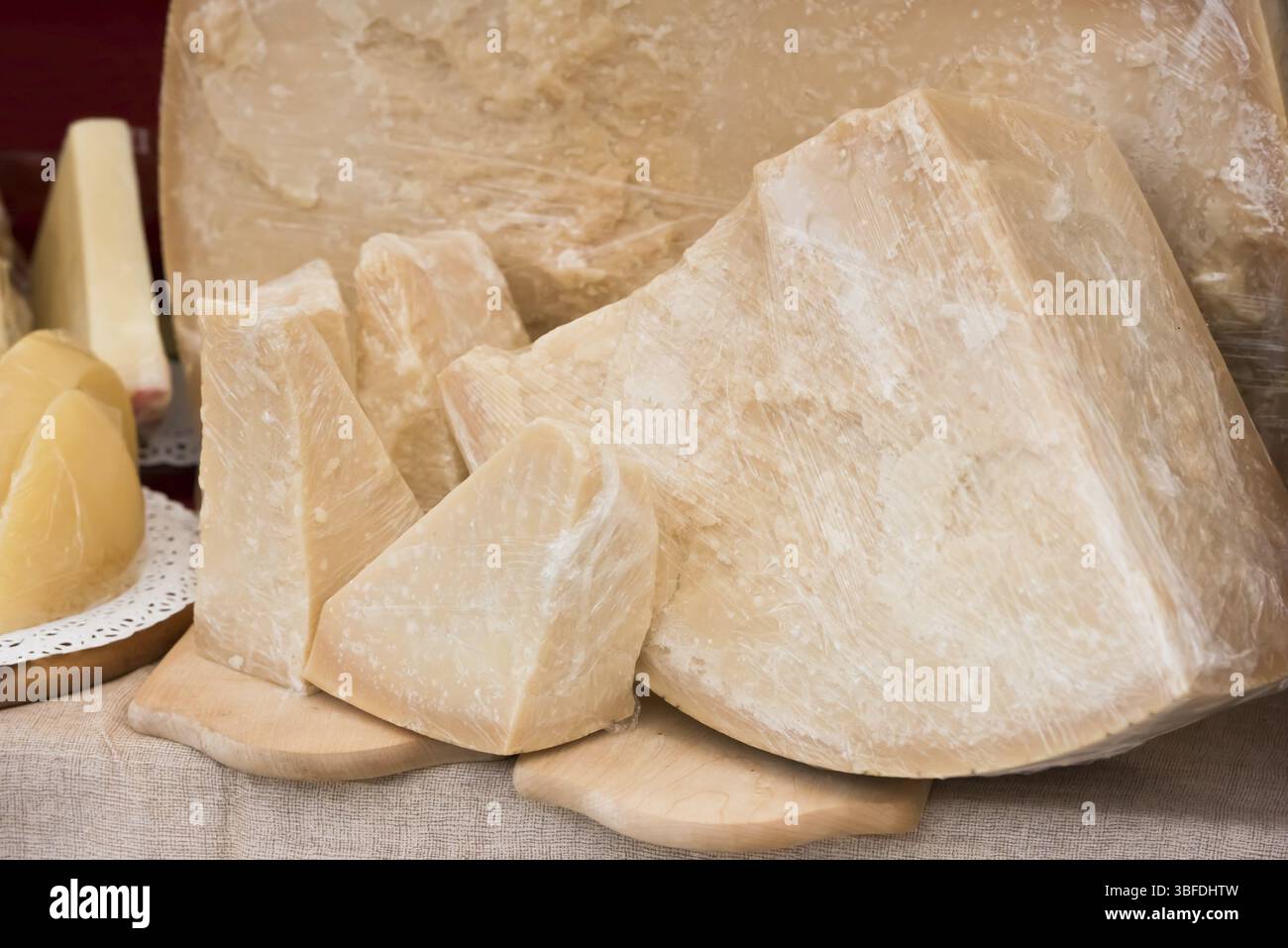 Stück Parmesankäse im outdoor-Markt. Horizontalen Schuss Stockfoto