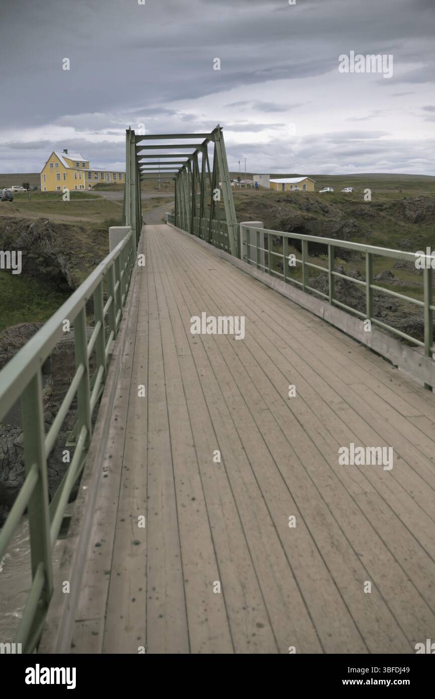 Brücke über den Skjalfandafljot Fluss in Island. Düsterer Bewölkung Stockfoto