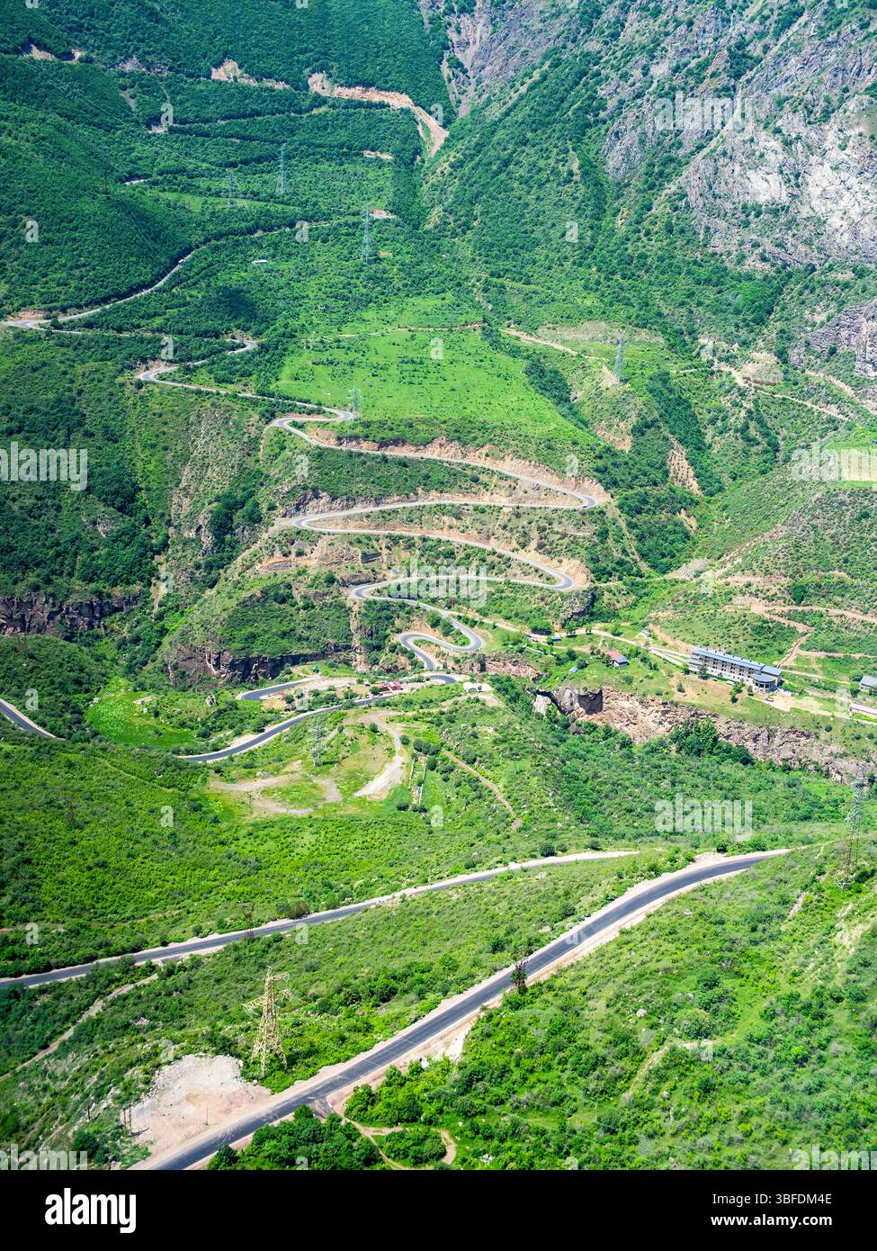 Blick aus der Vogelperspektive auf das Bergtal mit der Vorotan River Gorge mit Teufelsbrücke und Serpentinenstraße zwischen Tatev und Halidzor Dörfern von Wings of Tate Stockfoto